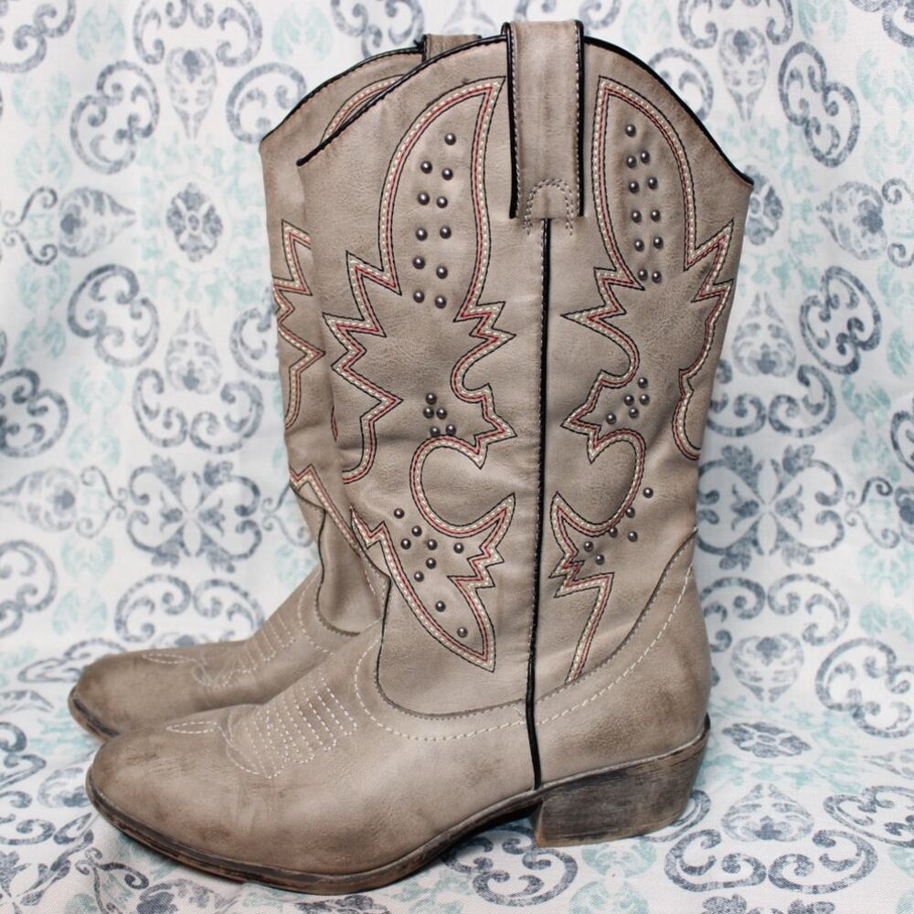 A) Gray Western-Style Women's Boots